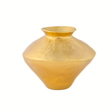 مزهرية معدنية باللون الذهبي والأبيض والأسود