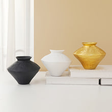 مزهرية معدنية باللون الذهبي والأبيض والأسود