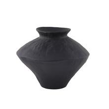 مزهرية معدنية باللون الذهبي والأبيض والأسود