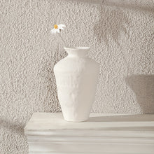 مزهرية على الطراز اليوناني العتيق