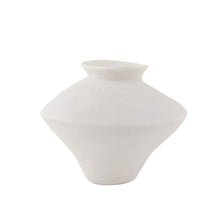 مزهرية معدنية باللون الذهبي والأبيض والأسود