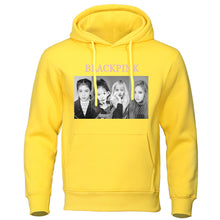 هودي صورة جماعية لفرقة بلاك بينك